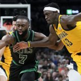 Jaylen Brown (no 7), ici au duel avec Pascal Siakam, a inscrit 40 points pour les Celtics jeudi. KEYSTONE/AP/Steven Senne